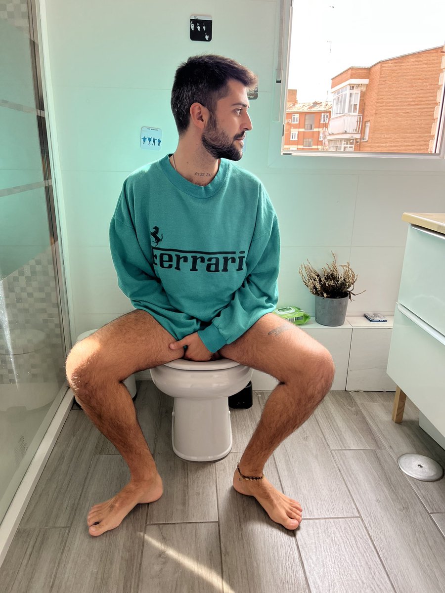PortugalSoy's tweet photo. Nuestro nuevo trono proyecta una luz en función del look que lleves y eso le da mucho rollazo al hecho de cagar.
@maximmoreno https://t.co/FGM7adi5pB