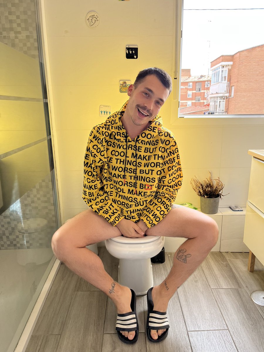 PortugalSoy's tweet photo. Nuestro nuevo trono proyecta una luz en función del look que lleves y eso le da mucho rollazo al hecho de cagar.
@maximmoreno https://t.co/FGM7adi5pB