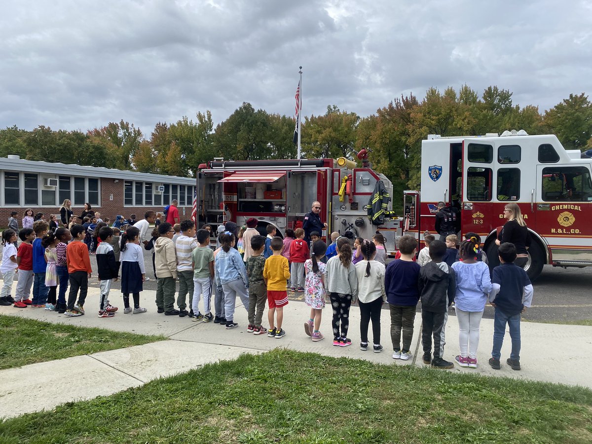 FigliolinoJamie's tweet photo. Thank you #firefighter Anthony &amp; Brandon from @COLONIAFIRE12 for your demonstration today! @School20Cougars @joanne_shafer #FireSafety #firesafetyawareness #claremontcougars #msfigskids @JJQuaglia #lovebugs #kindergartenrocks https://t.co/rnyGcCoYCR