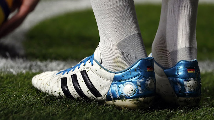 theMadridZone's tweet photo. 🎙| Kroos: “My white boots? It’s the aesthetics. We play in white, they look good with the kit. It'd be ugly with black boots. If I lower my eyes &amp; see the white boots I feel good immediately with black boots I'd be a 2nd division player.” #rmalive https://t.co/LojVwfV36l