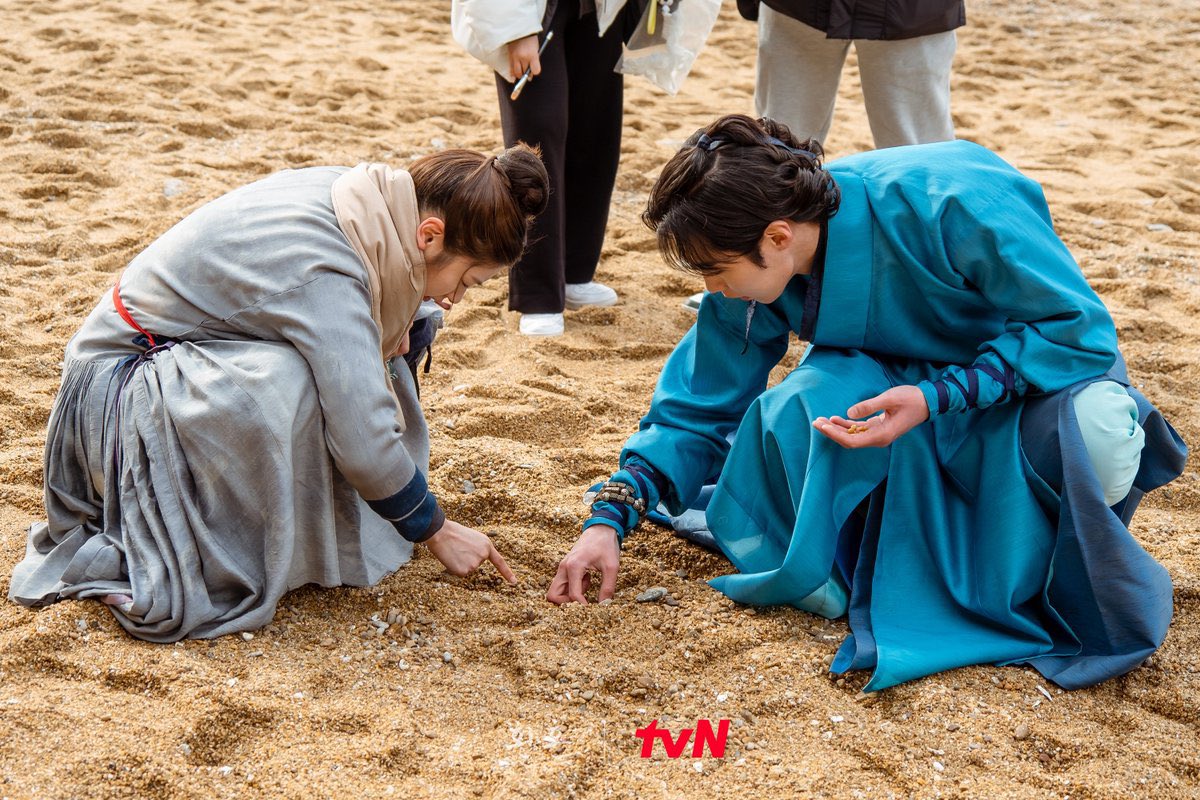 ssjxxvxxbnn's tweet photo. So cute 🥰 
#LeeJaeWook #JungSoMin https://t.co/vKQ9LNxDR1