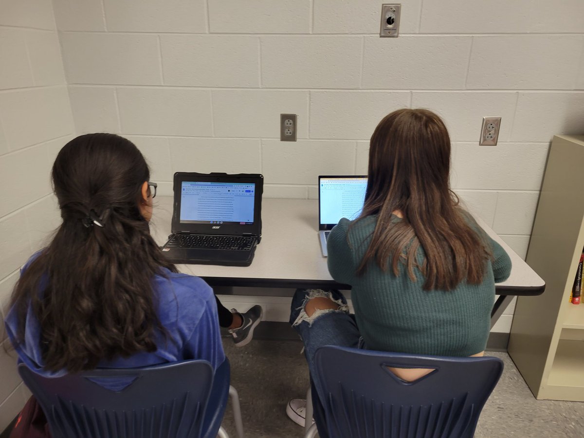 BetsyLWoods's tweet photo. I couldn't be more impressed with @MilfordWriting writing center consultants this year.  I love eavesdropping on the ir interactions.  #MilfordWrites #amwriting https://t.co/02fWIFeyHo