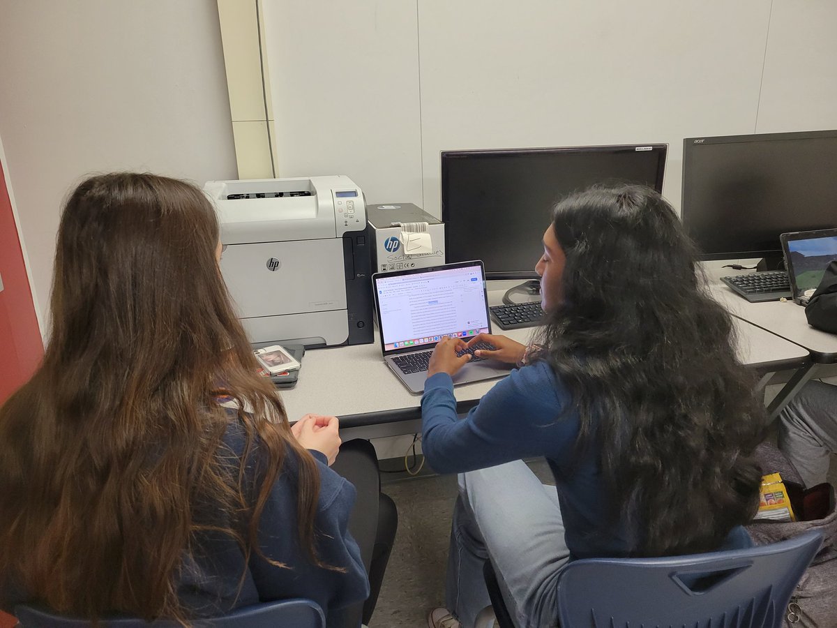 BetsyLWoods's tweet photo. I couldn't be more impressed with @MilfordWriting writing center consultants this year.  I love eavesdropping on the ir interactions.  #MilfordWrites #amwriting https://t.co/02fWIFeyHo