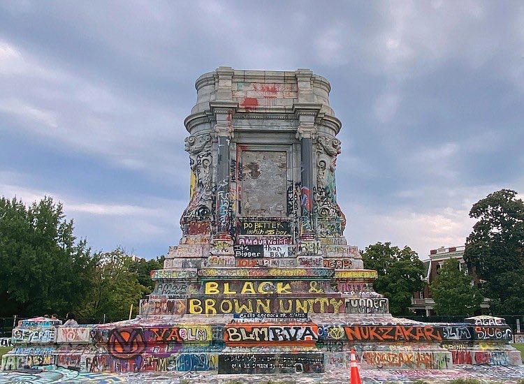 jjfThompson's tweet photo. Today Richmond is overrun with modern day carpetbaggers, scalawags and the historically ignorant bent on destroying our heritage and the honor of these brave souls.
#saveourmonuments https://t.co/Q5MQ4HEMi3