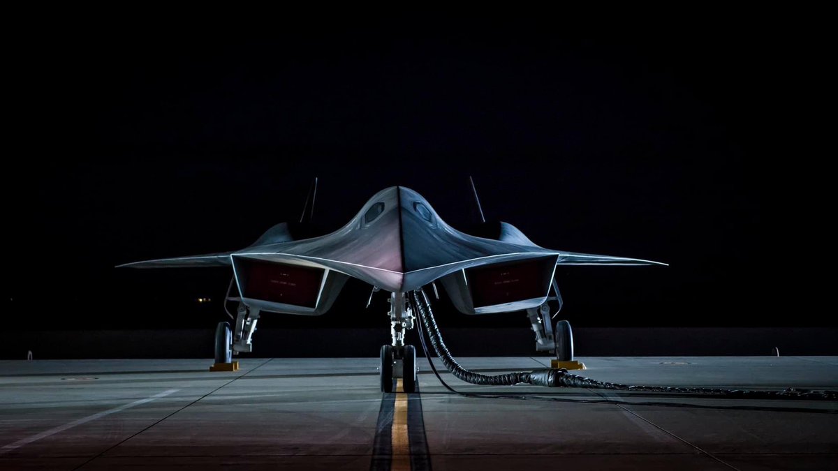 AVAirShow's tweet photo. Yes, the @LockheedMartin Darkstar IS at Edwards and will have its world debut at the 2022 @AVAirShow this weekend! 

To showcase the future, it was only right local #STEM students received the first look! 

The Darkstar is on display all weekend at #AvAirshow. #TopGunMaverick https://t.co/WcMbWYFF5Z