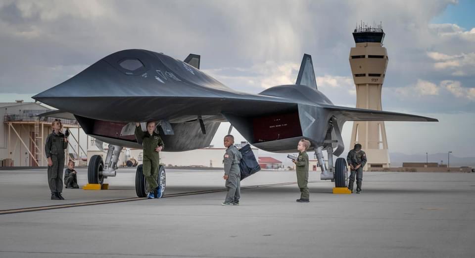 AVAirShow's tweet photo. Yes, the @LockheedMartin Darkstar IS at Edwards and will have its world debut at the 2022 @AVAirShow this weekend! 

To showcase the future, it was only right local #STEM students received the first look! 

The Darkstar is on display all weekend at #AvAirshow. #TopGunMaverick https://t.co/WcMbWYFF5Z