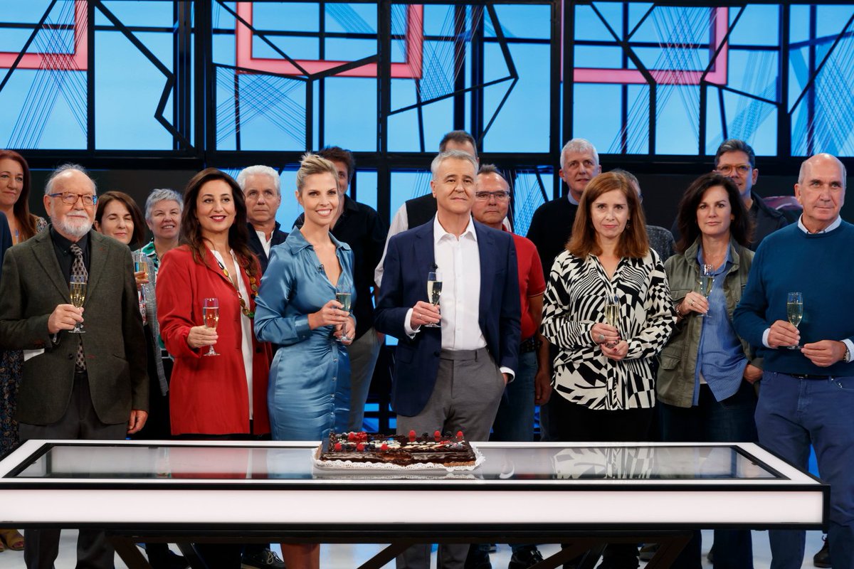 MaraPeterssen's tweet photo. ¡A por otros 30 años 🥂!

Así lo hemos celebrado 🎂 en @aventurasaber @la2_tve con: Salvador Gómez Valdés, @LauRojasMarcos, @kanciller, @PeioHR, @Divulgameteo, @luna_paredes, @Mavalladareswwf, Reyes Mate y muchos más amigos. 

▶️https://t.co/waK4KsYdOv https://t.co/1W9i5DEWY4