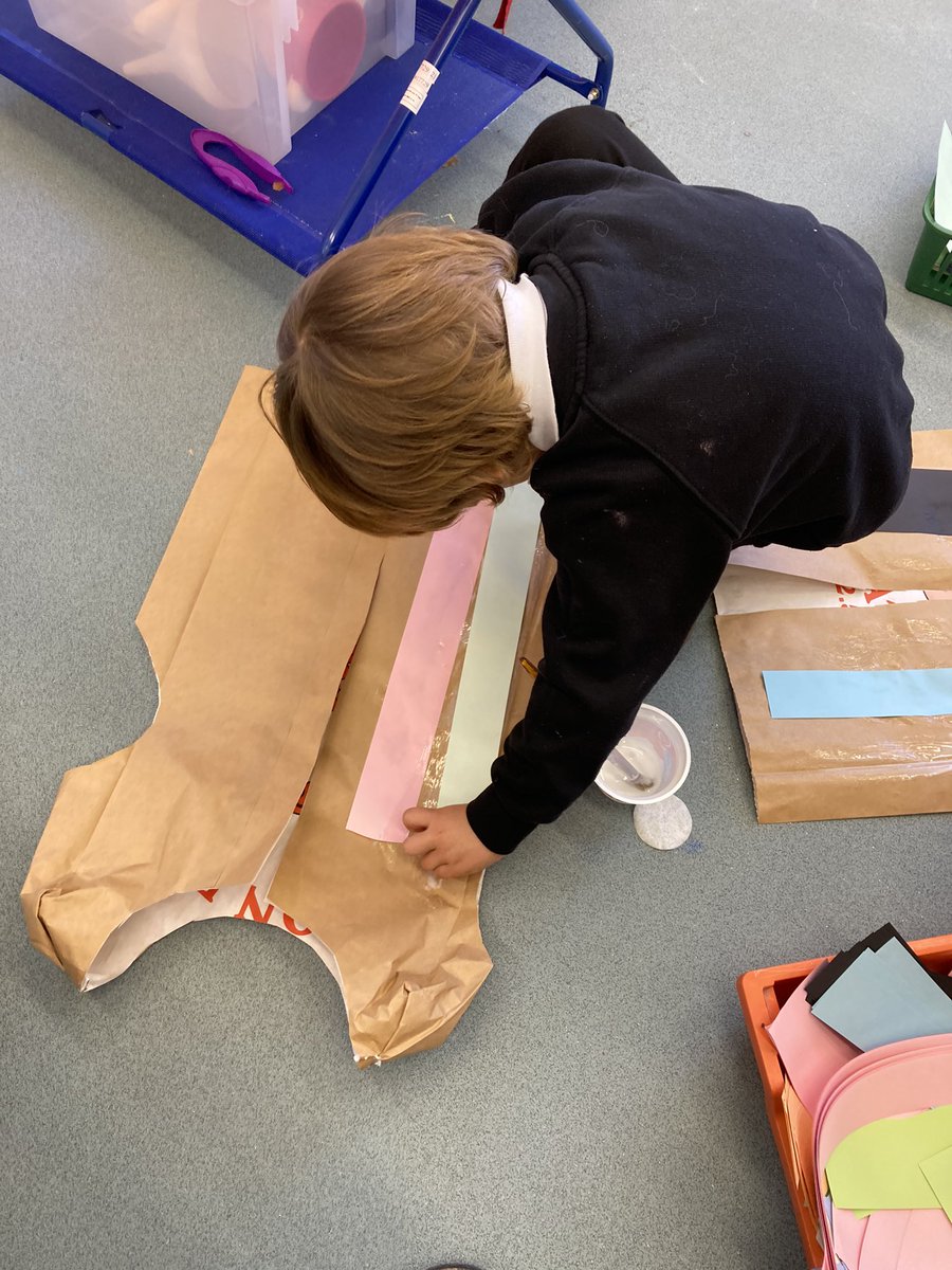 ypd_aidancampus's tweet photo. Rydyn ni wedi bod yn creu cotiau lliwgar ein hunain yn union fel un Joseff! 🌈 🎨 🧥 @Penrhyndewi 
@TyrPererin @StDavidsCath https://t.co/YXM6uLJE68