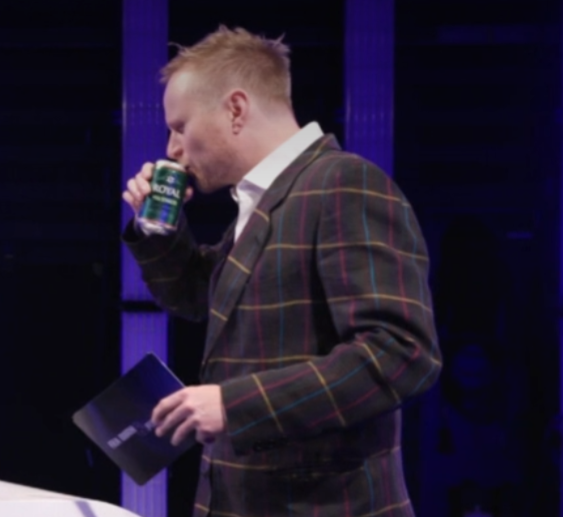 Er <a href="/jonatanspang/">Jonatan Spang</a> her meget tæt på at afsløre at han i virkeligheden er en SalonPamper™️, der faktisk slet ikke kan li' bajer? Eller er det bare fordi produktionen gav ham en Royal Pilsner? 🤣