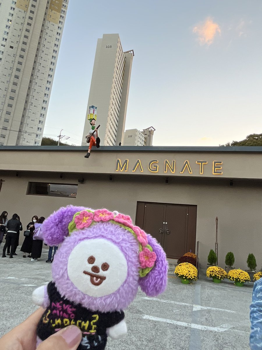 gacchan_h's tweet photo. 念願のMAGNATE に行ってきました
ジミンセンイルでお祝いできて嬉しかった💜
混雑してだけど、居心地の良いカフェでゆっくりすることもできたし、ジミンちゃんのパパもカフェにいらっしゃり、お目にかかれました！
忙しい中、握手快く受けていただけました😭💜
#HappyJiminDay
#JIMIN https://t.co/QOHtwBrAMS