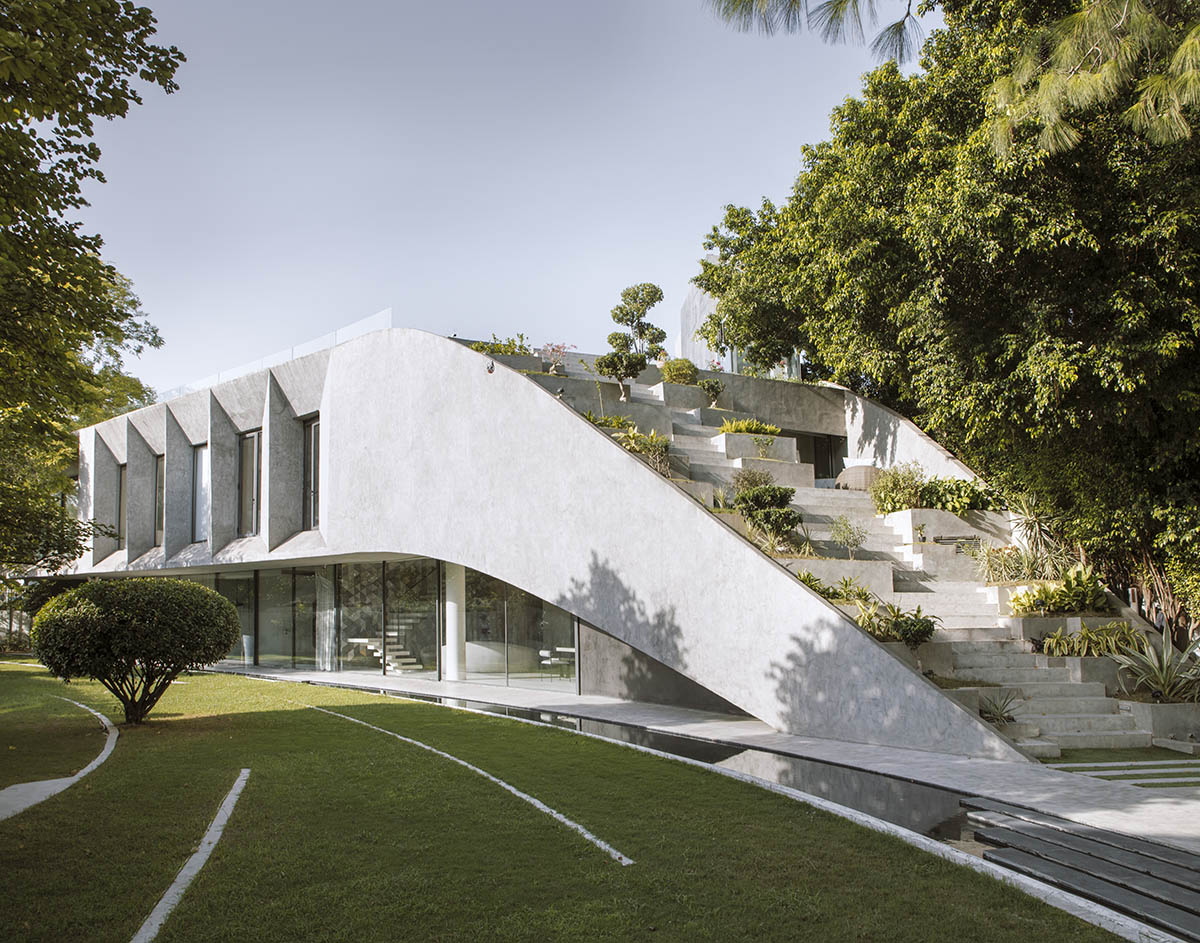 Sweeping concrete roof terrace forms private villa by Studio Symbiosis in India: worldarchitecture.org/architecture-n… #architecture #india
