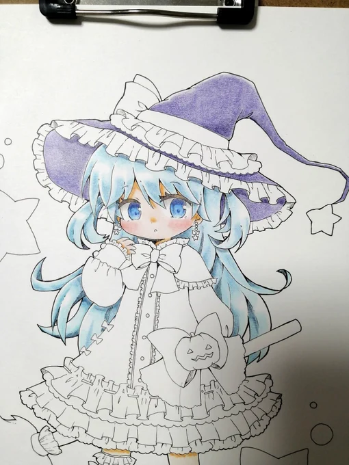 少しずつ進めてます。ハロウィンまでには描き終わるはず(一度服まで塗ったものの気に入らなくて線画から描き直した⋯) 
