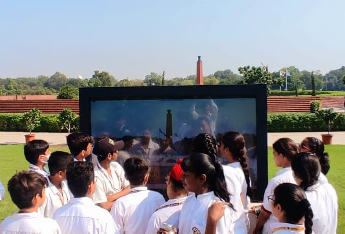 salute2soldier's tweet photo. The #gallant action, unmatchable #valour &amp; #victorious #tales of #IndianArmedForces in #epic battles left #students of #Springdales School #motivated at #NationalWarMemorial during their #educational tour. (1/2)
@PMOIndia @rajnathsingh @HQ_IDS_India @SpokespersonMoD @adgpi https://t.co/piiCWhumoe