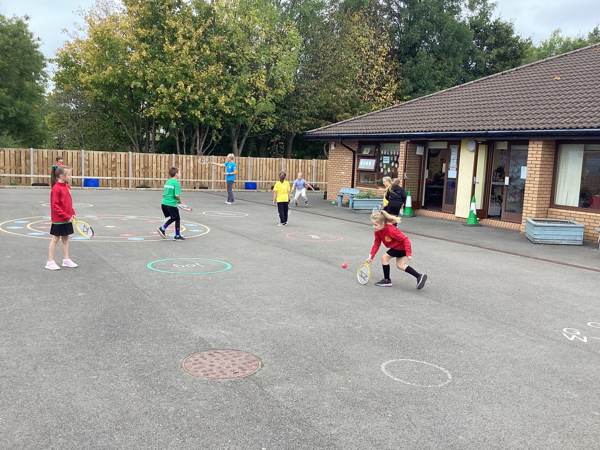 #year4 #PE We love using our new equipment from @PennyMickelsen @ValeTennisAcdmy