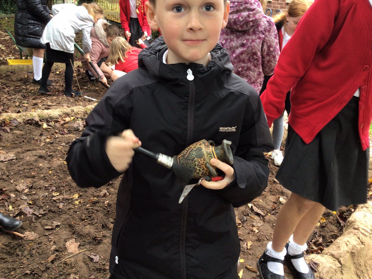 TigerClass1's tweet photo. Working as archaeologists yesterday, using our archaeological dig site to find Ancient Greek artefacts π #HistoryWJS https://t.co/yQPwbmHWAu