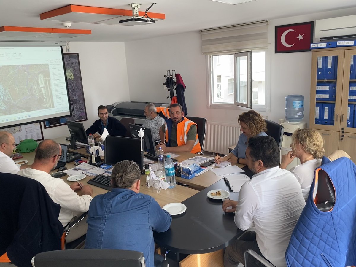 MaksuniAlkan's tweet photo. Küçükçekmece İlçemizdeki su kaybını minimize etmek ve susuzluğun önüne geçmek amacıyla Avrupa Su Kayıpları ve Basınç Yönetimi Şube Müdürlüğü ile ortak çalışmalarımız devam ediyor @iski_destek @iskignmudurlugu @SafakBasa @vahitdogan_iski @salihkeskiner @MelihDengi https://t.co/YuorHJhQsF
