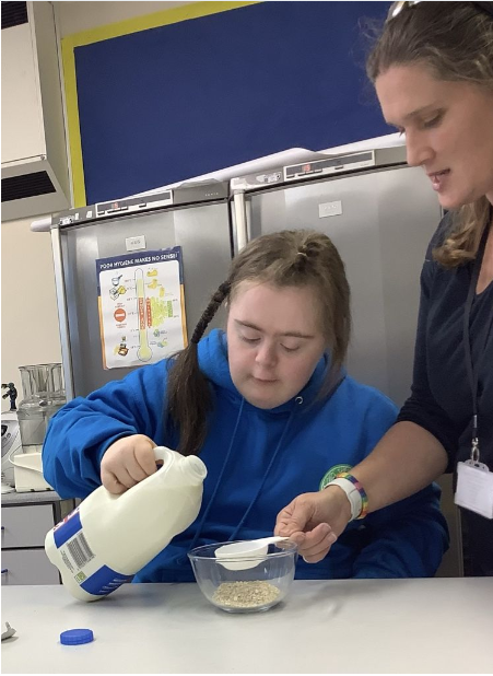 WHS_MissLewis's tweet photo. @WoodlandsHS
 
@CardiffWestern
Cedar had a lovely afternoon making porridge. We measured ingredients, used the microwave and chose our own tasty toppings! 😋🥣🍓 https://t.co/1gOdFRfL7T