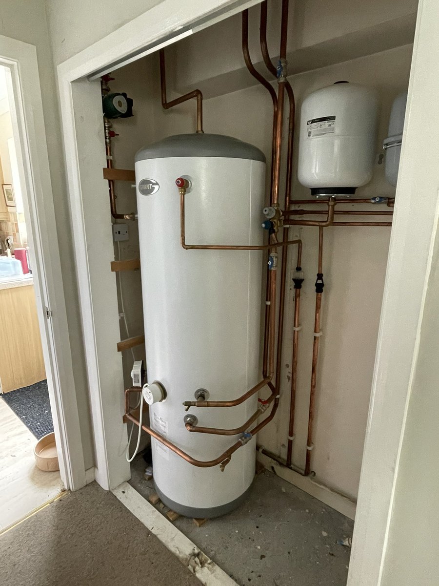 chamingsltd's tweet photo. Busy afternoon finishing off this @myGrantUK Hybrid ASHP. The customer is really happy with the installation and Rocky the dog is over the moon that he has a warm house again https://t.co/QigWcYMAn2
