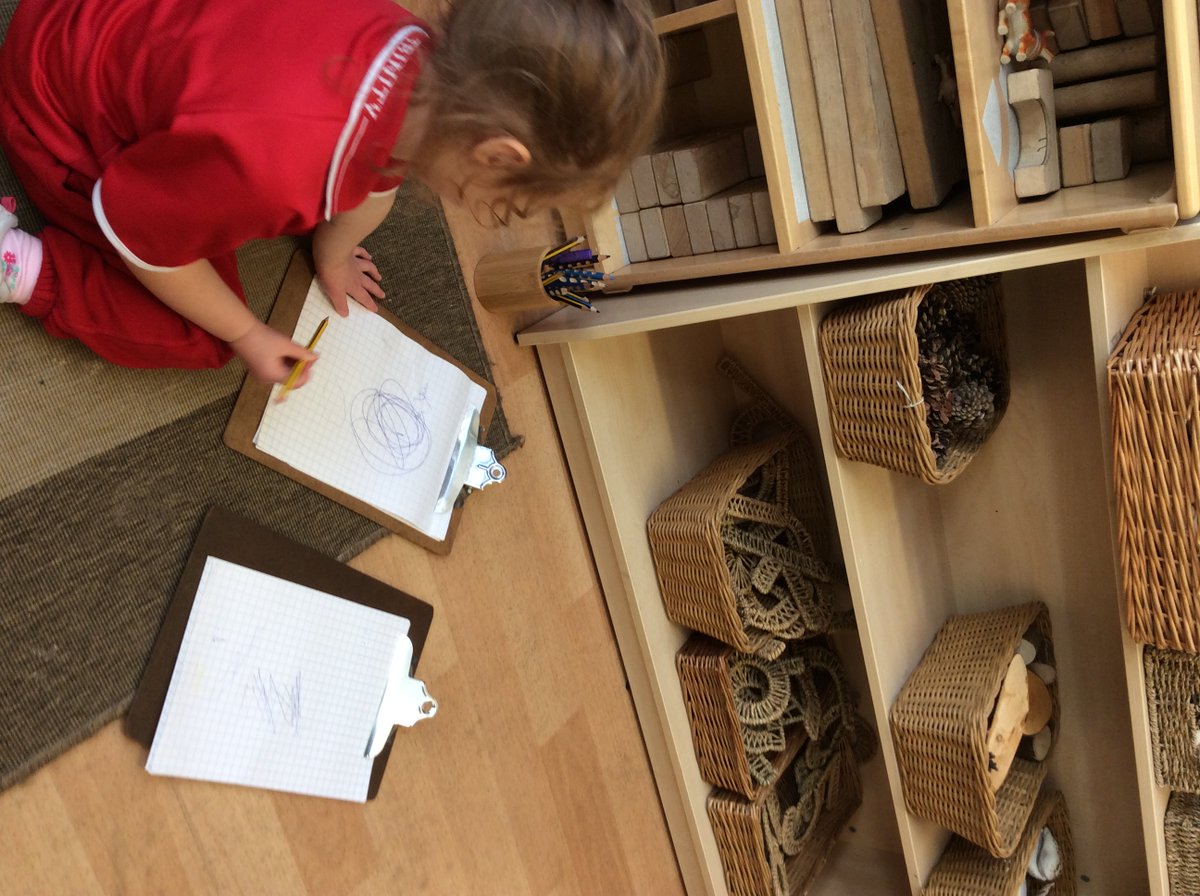 Autumn inspired mark making in Nursery. With our clipboards making writing portable, we have been recording what we see both inside and outside. #Autumnwriting #outdoorlearning #LWQM @HolyTrinityGar @Jacsalsmith