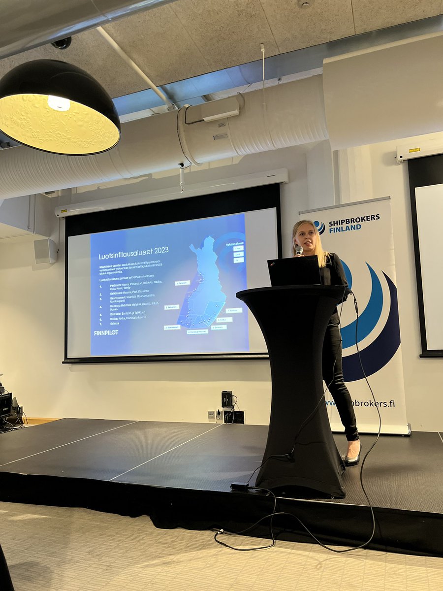 finnpilot_'s tweet photo. Finnpilotin luotsintilausalueet uudistuvat v. 2023 alusta. Tavoitteena on laadukkaan luotsinvÀlitysprosessin varmistaminen ketterÀmmÀllÀ töiden organisoinnilla. LuotsinvÀlityksen pÀÀllikkö Jutta Heinisuo kertoo uudistuksesta #CalltheAgent-tapahtumassa. @Shipbrokers_Fin #luotsaus https://t.co/ghx1iR5LnD