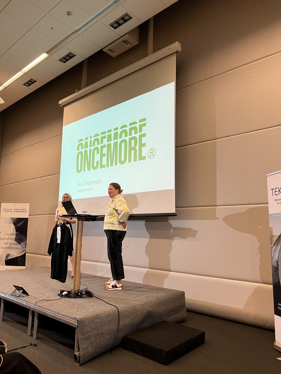 Världens första storskaliga process för återvinning av blandtextilier. Idag finns det inget organiserat sätt att återvinna textilier ♻️ affärsmodellen finns inte på plats, jag tror att producentansvar är ett sätt att få igång detta säger Åsa Degerman från <a href="/sodra/">life</a> @TallCecilia