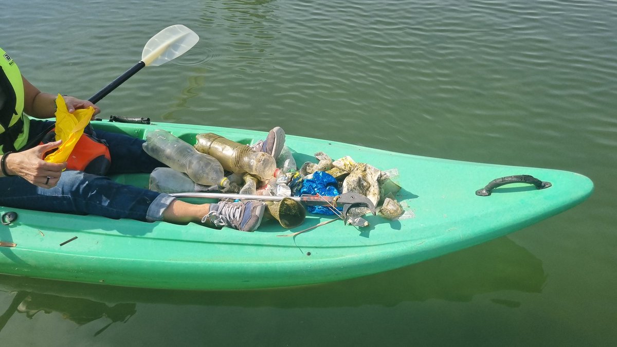 ocioparque's tweet photo. Hoy hemos recibido la visita de Susana, que cada vez que puede, viene al embarcadero del Parque del Agua y se da un paseo en kayak.
Tambien recoge toda la basura que encuentra a su paso, labor altruista y generosa con el medio ambiente, dejando un Parque mucho más limpio. Gracias https://t.co/uaIp7nXY7w