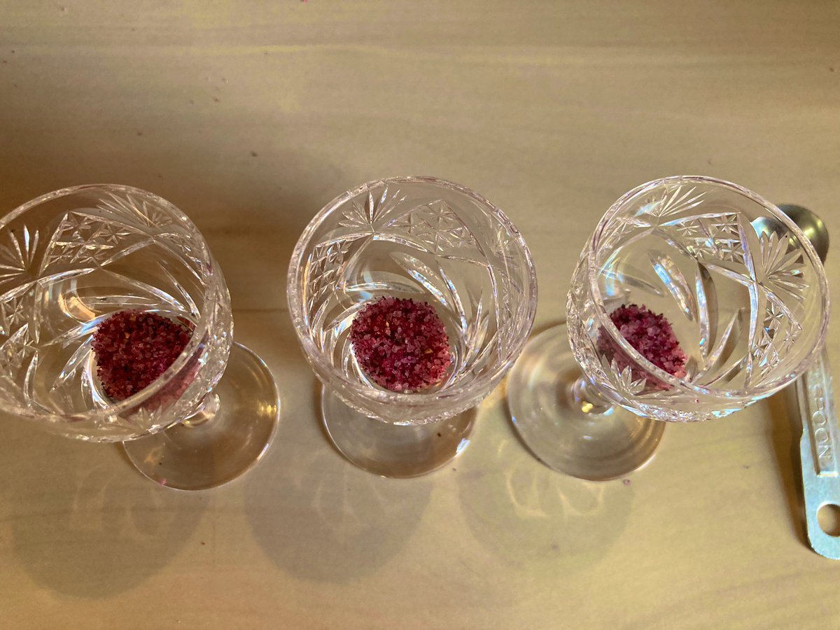 gmd_bear's tweet image. Back home from a lovely holiday to Majorca. ☀️ What better way to use the Marjocan hibiscus salt souvenir than to test whether it’s a good pH indicator 🧪👩🏻‍🔬😁 #pHindicator #gardenindicators What do you think @CrocodileChemi1? #CitizenScience