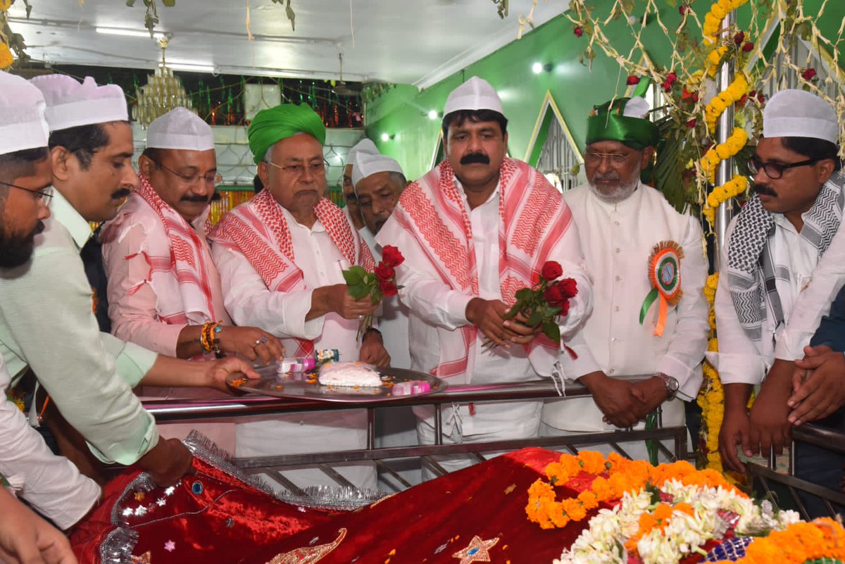 Jduonline's tweet photo. माननीय मुख्यमंत्री श्री नीतीश कुमार जी ने पटना हाईकोर्ट के नजदीक मजार पर चादरपोशी की और बिहार तथा देश में खुशहाली की दुआ मांगी https://t.co/Jb9wuipFZH