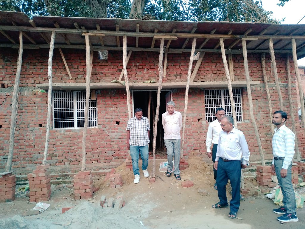 आज औचक स्थलीय भ्रमण कर ग्रामपंचायत गुखरू और मढ़हर पुर में निर्माणाधीन सी एस सी भवन,ग्रामपंचायत उदैतापुर में निर्माणाधीन सामुदायिक सोकपिट देखा। तीनो ग्रामपंचायतों में सफाई ठीक पाई गई। निरीक्षण के समय एडीओ प,सचिव तथा ग्रामप्रधान व ग्रामीण  उपस्थित रहे। <a href="/anujias09/">Anuj Kr Jha</a> <a href="/uppanchayatiraj/">Panchayati Raj Department, GoUP</a>