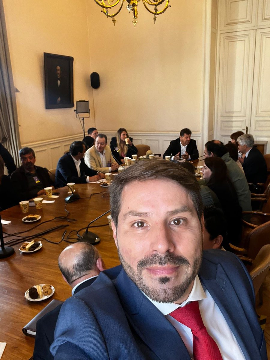 andres20ad's tweet photo. La derecha tiene problemas con los inmigrantes, pueblos originarios, jóvenes estudiantes, pero se lleva muy bien con los delincuentes y asesinos. https://t.co/pa0WwWd6gI