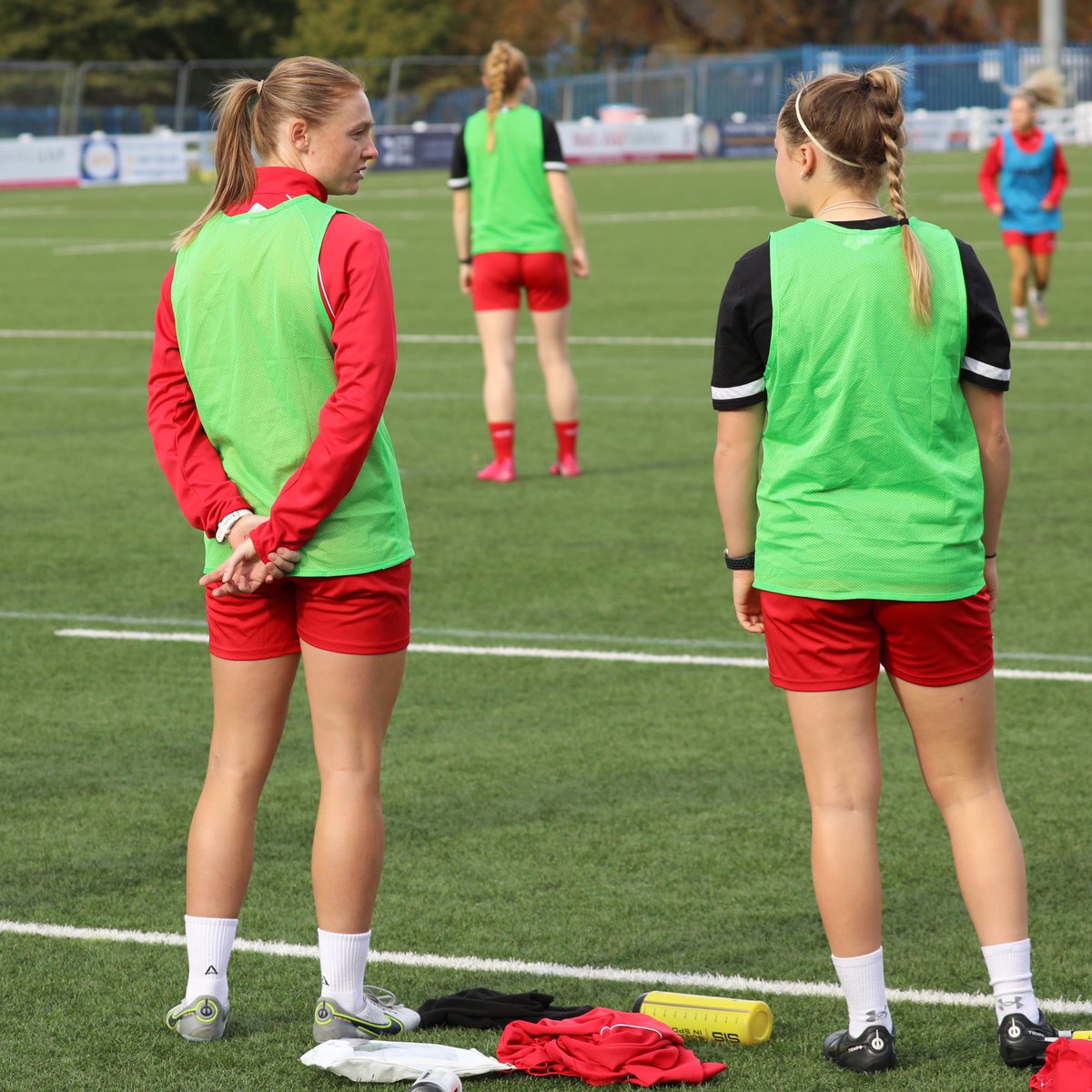 RugbyBoroughWFC's tweet photo. @Bartle_5 🤜🤛 @_Hayley_Hoare 

#CUWFC https://t.co/M1UY8G4mom