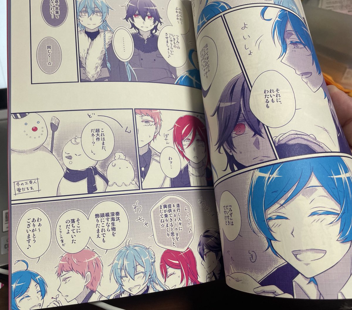 新刊の五奇人再録本。
表紙がホログラムPPレインボー、本文はマゼンタとシアンのニ色印刷です。
再録本では元の本とはまた違ったカラフルにしたい!と思い立った結果、奇人さん達の髪なり目なりに色がつきました。よろしければお手に取っていただけたらと思います。 