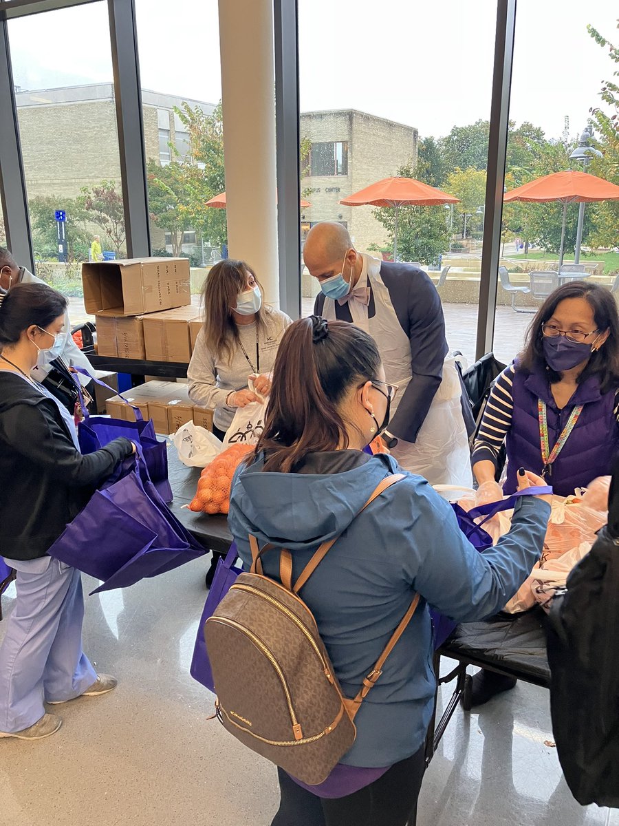mc_bradypatton's tweet photo. .@montgomerycoll President @DrWilliams_MC handing out fresh produce at todays Mobile Market on the Rockville Campus. Stop by and get your free produce. https://t.co/zxGB3CxS16