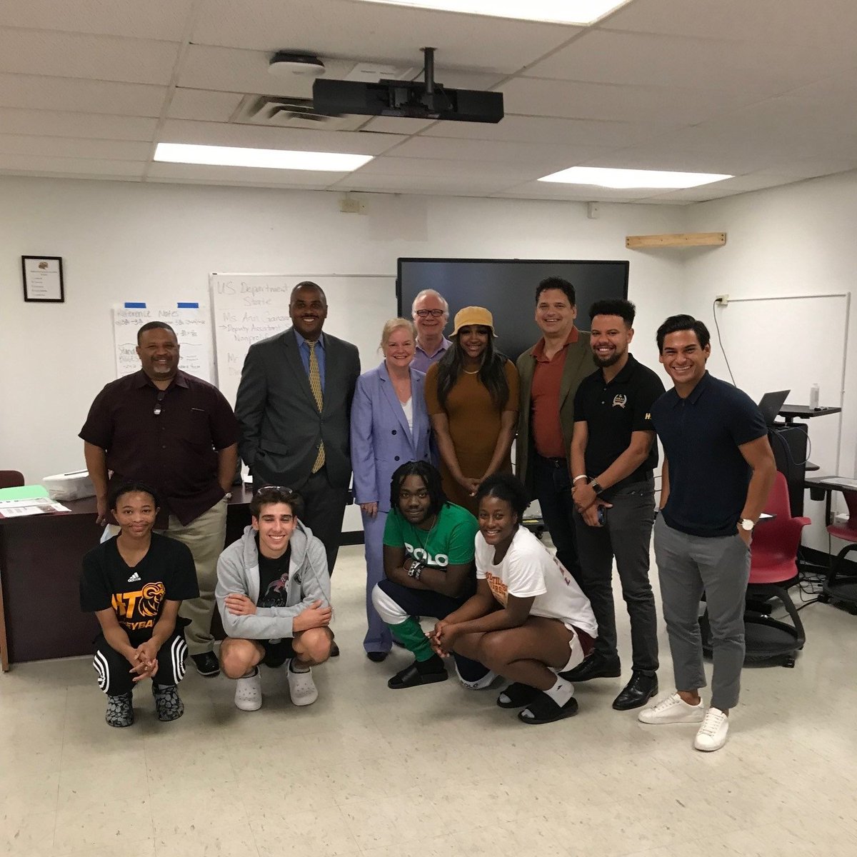 StateACN's tweet image. ISN&apos;s Principal Deputy Asst Secretary Ann Ganzer met with @HustonTillotson students from Dr. Ceresa’s Intl Politics class to discuss ISN’s role in creating a more secure world. Thanks to the students and Career Services Director Ralph Simpson for a great visit. #HTisIDEAL