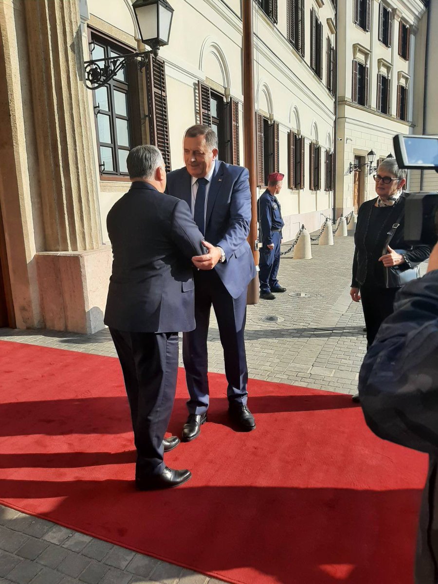 Са драгим пријатељем <a href="/PM_ViktorOrban/">Orbán Viktor</a> размијенио сам мишљење о свим стратешки важним питањима и билатералној сарадњи, за коју смо констатовали да је на највишем нивоу до сада.