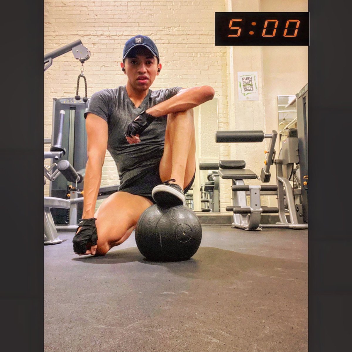 jorvdl's tweet photo. #morning #workout #5am https://t.co/PH9AaBnRxR