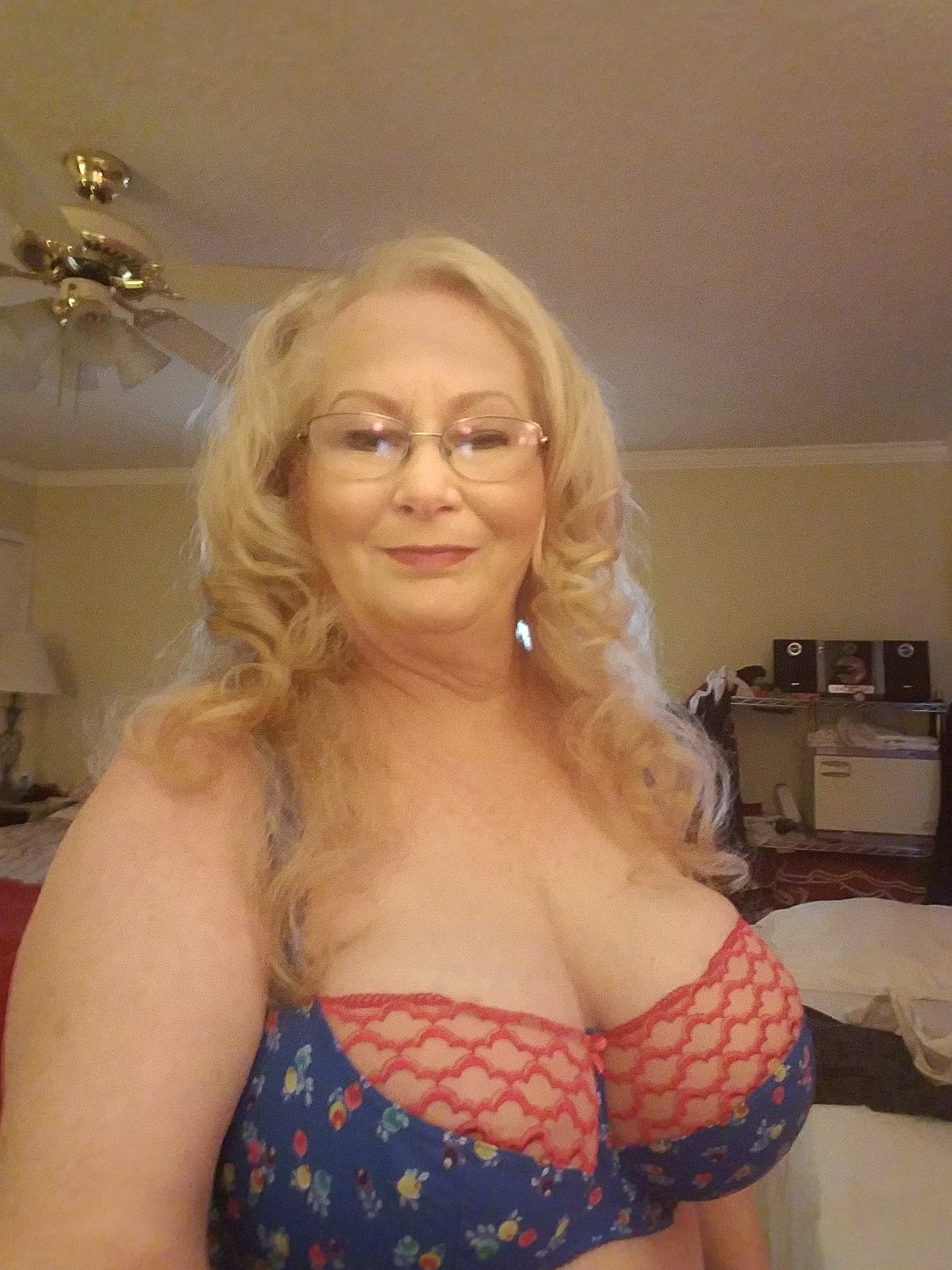 Today I am being interviewed by a radio station in Columbia. I've also agreed to be interviewed by two UK publications for an exclusive on my life. They are paying me, how great is that? I'm so thrilled to get this kind of exposure at a time when I need the influx of cash. https://t.co/80iyckVjJ6