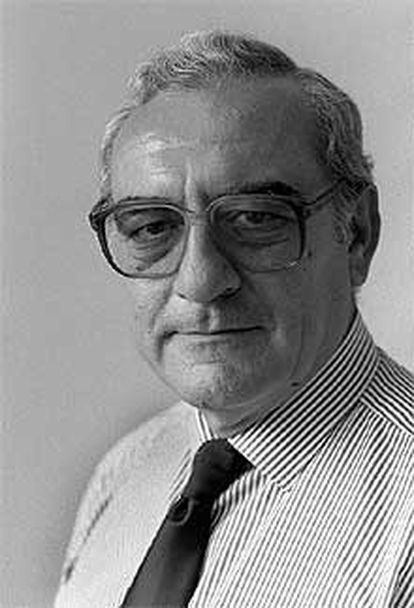 Desde Joaquín Vidal no hay un jefe de filas en los medios con conocimiento, dignidad y valor para contar la realidad de La Fiesta. Otro rojo. Si no lo hubiese sido, se hubiese bajado los pantalones a las primeras de cambio y hubiese hecho lo que su amo le mandase.
#Taurofachas