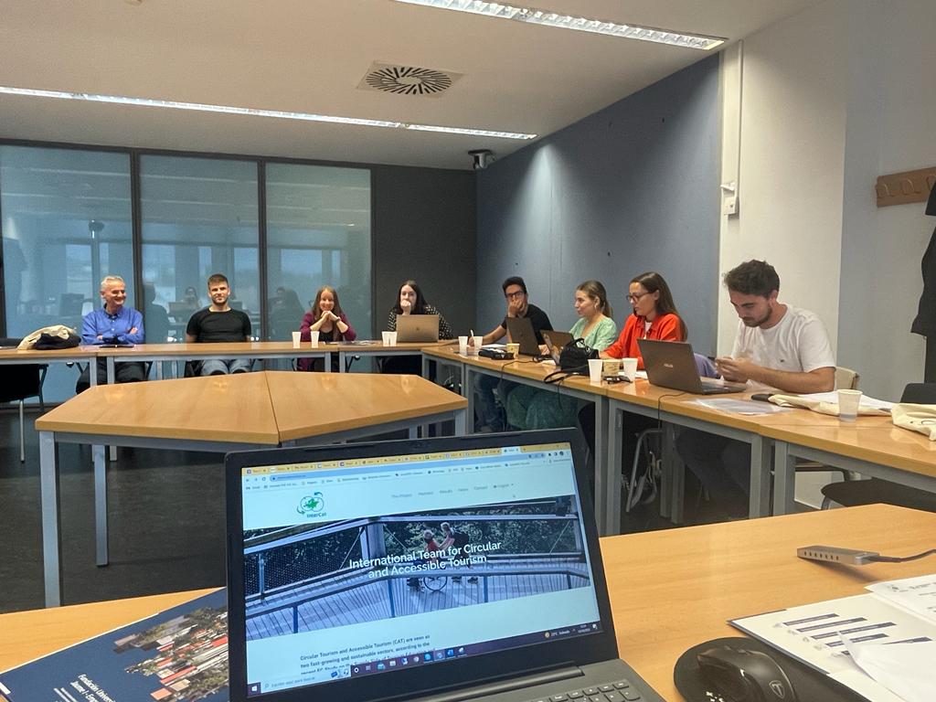 Hemos recibido hoy en la <a href="/fue_uji/">Fundación Universitat Jaume I-Empresa</a> a los socios del proyecto <a href="/EUErasmusPlus/">Erasmus+</a> <a href="/InterCatProject/">InterCat Project</a> ♻️🌍 para acoger la Conferencia Internacional del proyecto, con una gran participación de la <a href="/UJIuniversitat/">Universitat Jaume I</a> 👩‍🎓, del grado de turismo y su vicedecano <a href="/jaumellorens/">Jaume Llorens🍊</a> 👏