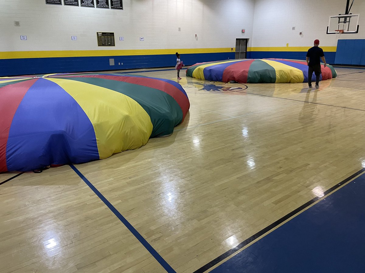JasonBe51111702's tweet photo. Parachute week at IKES.  Love how students have to work together to manipulate the big parachute.  @ITSCCSD @CcsdCares @CherokeeSchools #IKESKINDNESSCOUNTS #CCSDCONNECTED23
#IKESmsEDU https://t.co/FEQJsqbFp5