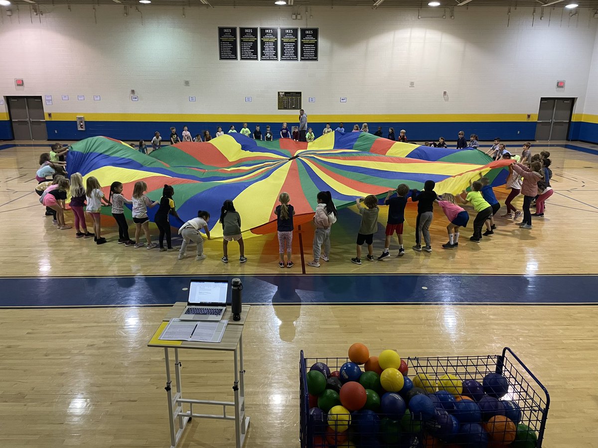 JasonBe51111702's tweet photo. Parachute week at IKES.  Love how students have to work together to manipulate the big parachute.  @ITSCCSD @CcsdCares @CherokeeSchools #IKESKINDNESSCOUNTS #CCSDCONNECTED23
#IKESmsEDU https://t.co/FEQJsqbFp5