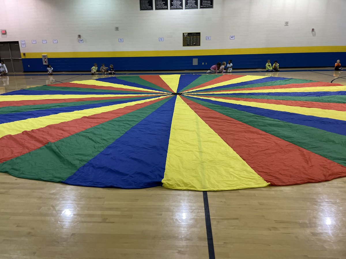JasonBe51111702's tweet photo. Parachute week at IKES.  Love how students have to work together to manipulate the big parachute.  @ITSCCSD @CcsdCares @CherokeeSchools #IKESKINDNESSCOUNTS #CCSDCONNECTED23
#IKESmsEDU https://t.co/FEQJsqbFp5