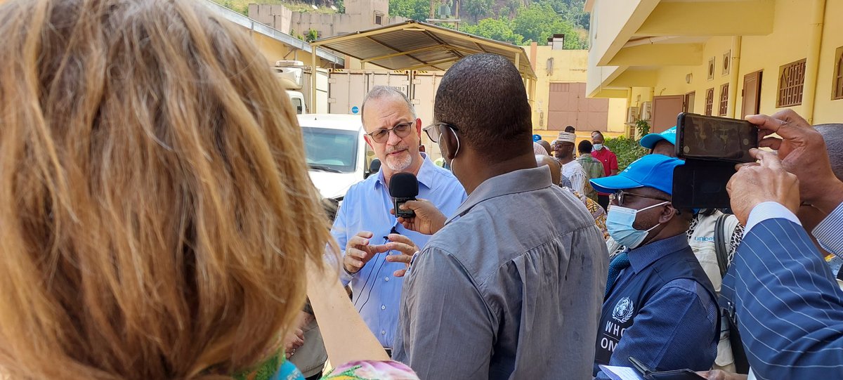 @TedChaiban poursuit sa visite de terrain au #Mali, avec la visite ce 13 oct. d'un centre de santé, Assacola 1 (Commune 4), dépôt frigorifique du #PEV, échanges avec le directeur du PEV, avec l'équipe en charge de la Communication sur les risques.