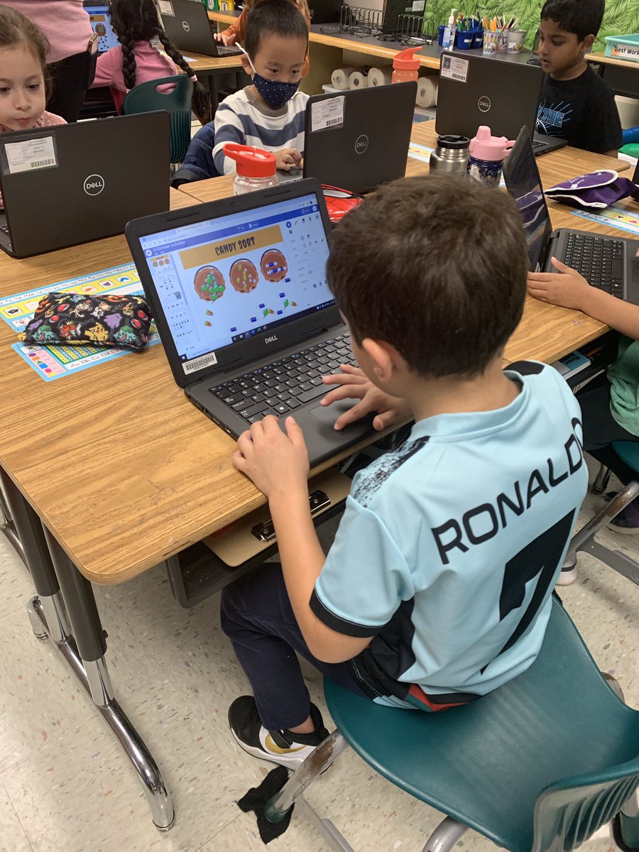 MsQuigley_Tech's tweet photo. @USSBaltas did an AMAZING job practicing their @#wixie tools today! They are amazing #criticalandcreativethinkers @GBW_ES https://t.co/pwTIJVNxHw