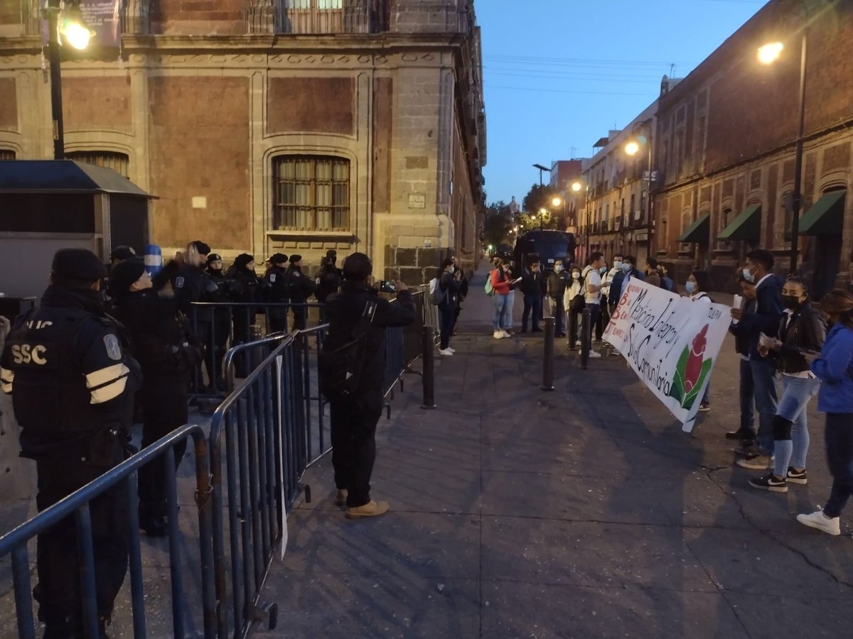 LaIzqDiarioMX's tweet photo. Integrantes de las #UBBJ sede Tlalpan de Medicina Integral y Salud Comunitaria de manifiestan frente a #PalacioNacional para exigir la resolución de sus problemáticas de falta de atención del gobierno a su institución educativa https://t.co/UVddfeQlQY