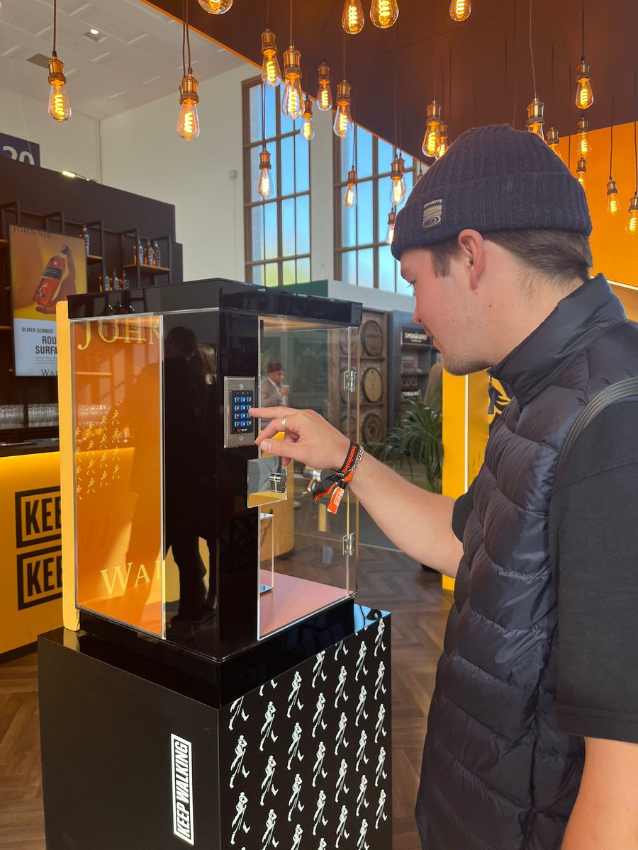 VerveLiveAgency's tweet photo. Johnnie Walker Cocktail Bar at the @barconventber this week. Verve designed and created the area showcasing Johnnie Walker as a key leader in the whiskey industry. Guests could also try a bespoke JW cocktail curated by world-class bartenders 🍹

#BarConventBerlin #BCB2022 https://t.co/cErA54IKr8