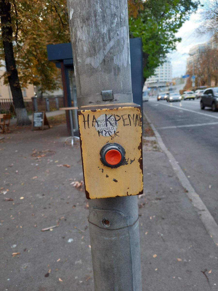 Attitude in #Kyiv. Traffic light button: "Press to launch on Kremlin"