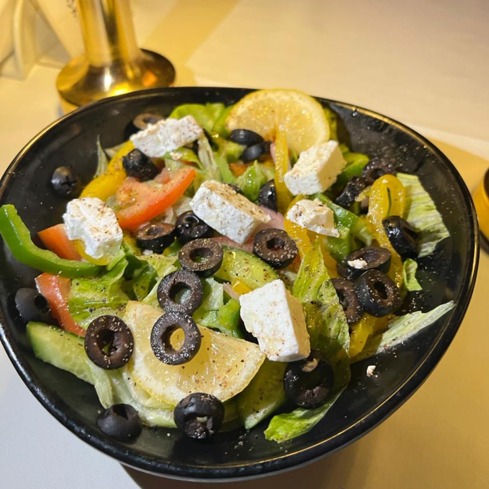 سلطة يونانية تسحرك بمذاقها الفريد 🤤 

#sazahouse