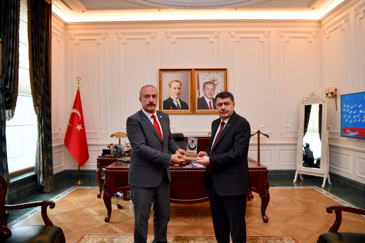 #AnkaraTicaretOdası'nın 30 No'lu Doğal Taş, Mermer ve Hazır Beton İmalatçıları Meslek Komitesi'nin çalışmalarıyla #coğrafiişaret tescili aldığı #AnkaraAndezitTaşı'ndan hazırlanan plaket, Komite Başkanı Ali İhsan Güçlü tarafından Ankara Valisi <a href="/vasipsahin/">Vasip Şahin</a>'e takdim edildi.