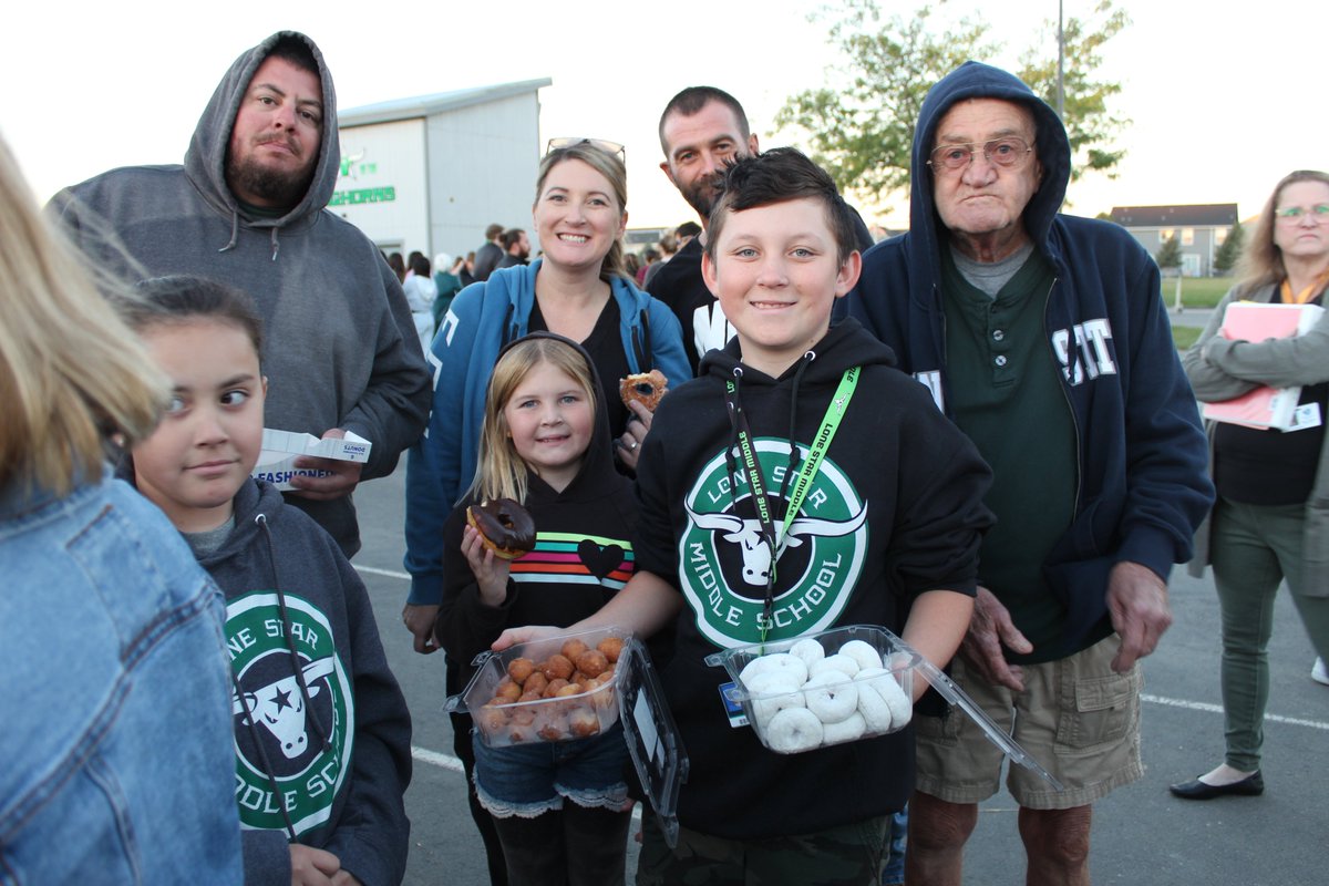 lonestarmiddle's tweet photo. It was a beautiful morning to gather as a Longhorn community for our Donuts &amp; Grown-ups event! Thank you to our Lone Star families. Our Deputy Superintendent, Mr. Yarbrough, also joined the fun! #WeAreNampa https://t.co/3gRVo9fgag